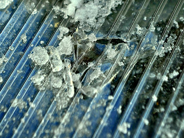 Poliwęglan zniszczony przez spadajacy sopel lodu