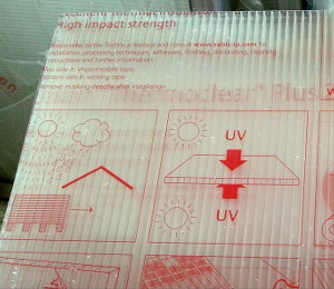 oznaczenie warstwy UV na poliwęglanie